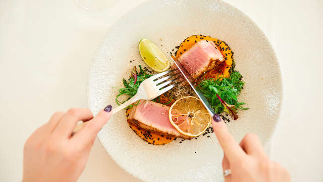 Primer plano de un tataki de atún gourmet, ejemplo de la calidad de esta escapada con cena y spa.